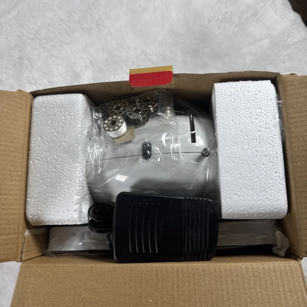 Sunbeam SBO8K Compact Mechanical Sewing Machine Battery Operated / AC Foot Pedal